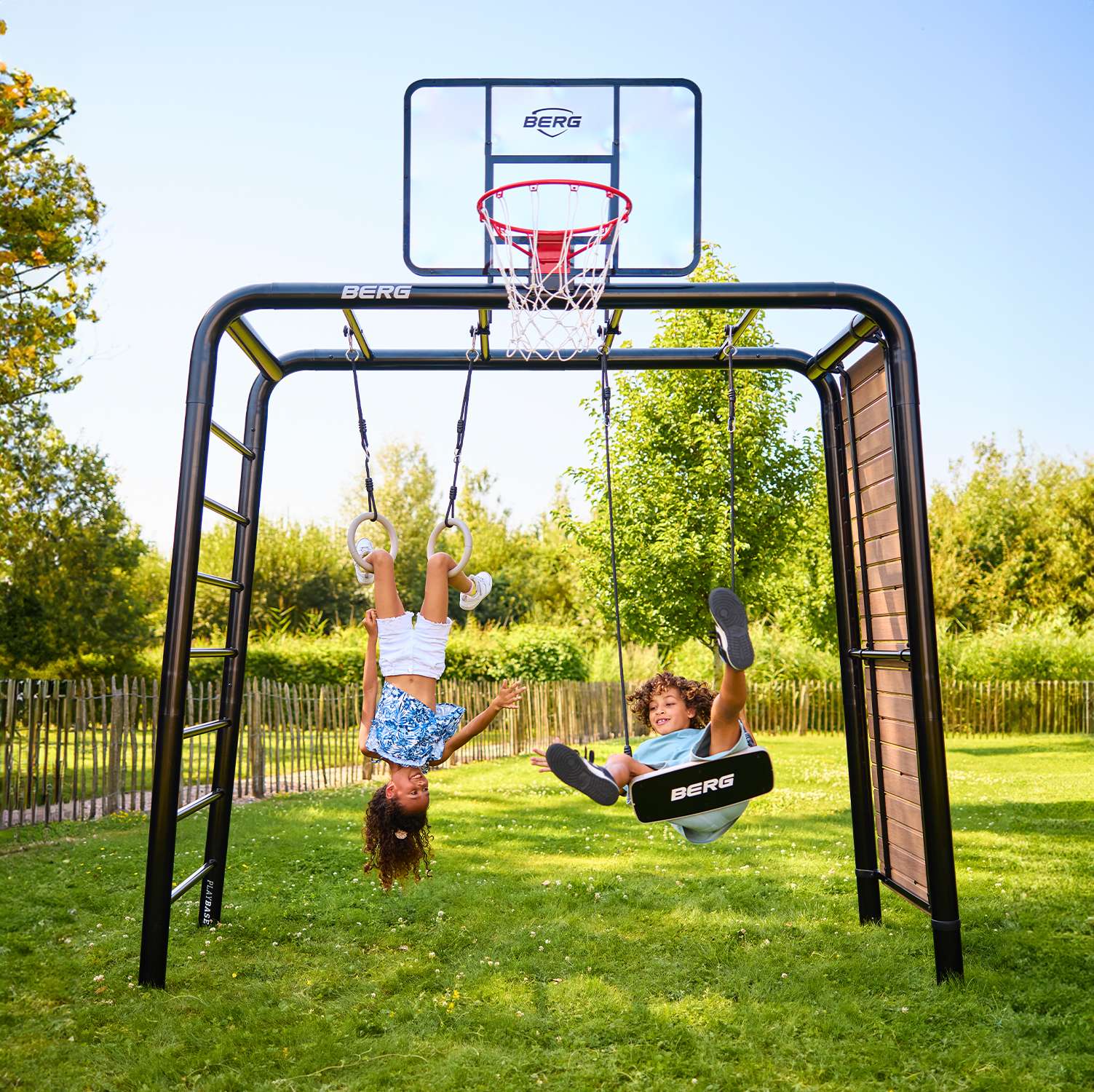 BERG PlayBase 3-in-1 Klettergerüst Medium mit Reckstange und Leiter inkl. Babysitz und Gummischaukel BERG PlayBase 3-in-1 Klettergerüst Medium mit Reckstange und Leiter inkl. Babysitz und Gummischaukel